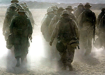  Marines  estadounidenses realizan una marcha de entrenamiento en el desierto, en la frontera con Irak.