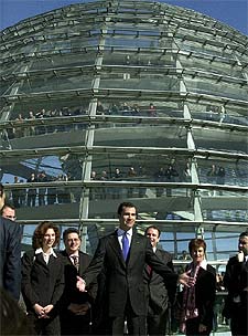 El Príncipe, durante su visita a la cúpula del Parlamento alemán, en Berlín.