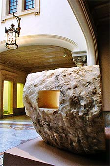  Montaña vacía II,  de Eduardo Chillida, en el MAEC