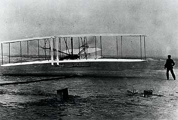Orville Wright tomó esta imagen del  Kitty Hawk  en su primer vuelo, el 17 de diciembre de 1903.