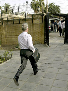 El embajador francés en Irak, André Janier, sale de la legación diplomática.