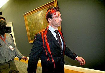 El primer ministro danés, Rasmussen, que apoya a EE UU, fue rociado ayer con pintura roja.