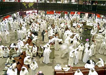 Sala de contratación de la Bolsa de Kuwait en la sesión de ayer.