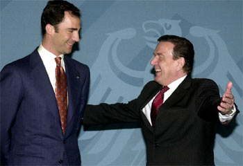 El Príncipe recibe el saludo del canciller alemán, Gerhard Schröder, ayer en Berlín.