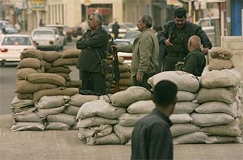 Voluntarios iraquíes toman posiciones en una calle del centro de Bagdad pocas horas antes de que expirara el ultimátum dado por Estados Unidos.