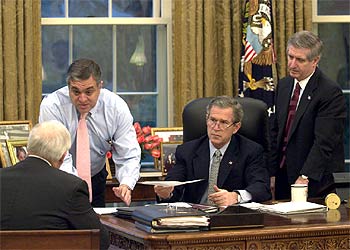 Bush, en el Despacho Oval de la Casa Blanca, junto al vicepresidente, Dick Cheney (de espaldas); el director de la CIA, George Tenet (izquierda), y el jefe del Gabinete, Andrew Card.