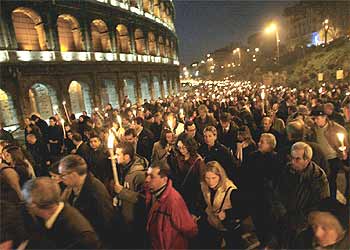 ANTORCHAS CONTRA LA GUERRA JUNTO AL COLISEO DE ROMA.
