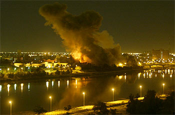 El intenso bombardeo de anoche sobre Bagdad incendió el Ministerio de Planificación de la capital iraquí.