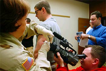Un reportero de televisión recibe una vacuna en previsión de una guerra bacteriológica en Kuwait.