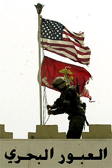 Un   marine    estadounidense reemplaza la bandera iraquí por la de EE UU a la entrada del puerto de Um Qasr. 