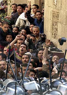 Protesta ante la mezquita en El Cairo