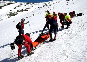 RESCATADOS DOS MONTAÑEROS TRAS CAER 200 METROS.