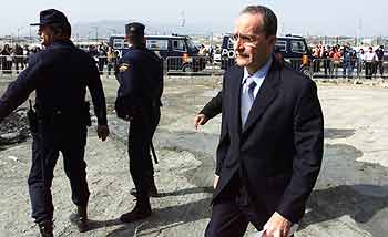El alcalde de Málaga entró por la puerta trasera al recinto del palacio para evitar los manifestantes que lo esperaban.