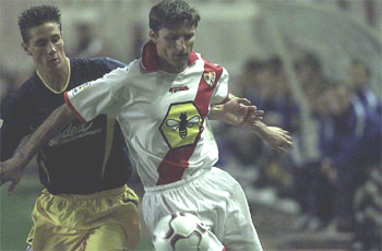 De Quintana protege el balón ante Fernando Torres