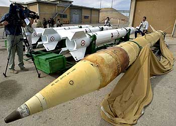 Un cámara graba imágenes de un misil, en la localidad iraquí de Al Muatasam.