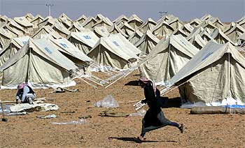 Un jordano corre entre las tiendas de campaña del campamento de refugiados de Rueished, cerca de la frontera de Irak.