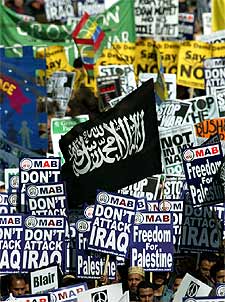 Varias pancartas con el lema 