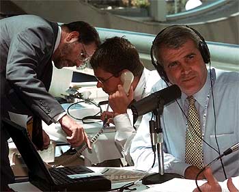 Oliver North, condenado por el escándalo  Irán-Contra , durante un programa de radio.