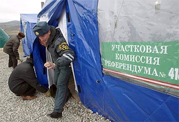 Un soldado sale de una tienda de campaña instalada para el referéndum en un campo de refugiados chechenos.
