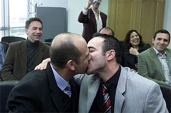 Boda simulada entre un guardia civil y undivorciado