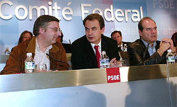 Zapatero, entre José Blanco (izquierda) y Manuel Chaves, al inicio de la reunión del comité federal.