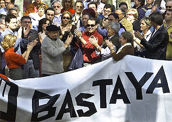 Agustín Ibarrola agradece las muestras de solidaridad recibidas ayer tras haber sido amenazado.  SANTOS CIRILO