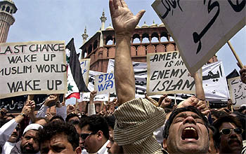 Manifestantes en Nueva Delhi protestan contra la guerra en Irak y contra el silencio de algunos países musulmanes.