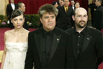 Pedro Almodóvar, entre Leonor Watling y Javier Cámara, a las puertas del Kodak Theater de Los Ángeles.