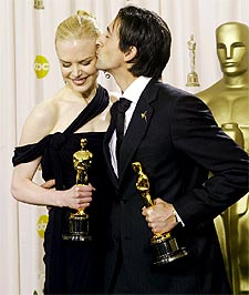Adrien Brody, mejor actor, besa a Nicole Kidman, mejor actriz, ambos con sus  oscars. 