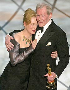 Peter O'Toole, Oscar a toda la carrera, se abraza con Meryl Streep.