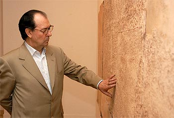 Rafael Canogar toca las planchas de papel de su cuadro  Tinaón  (1996), en la exposición del Círculo de Bellas Artes.