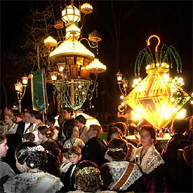 Un grupo de festeras contempla las  gaiates  tras su iluminación.