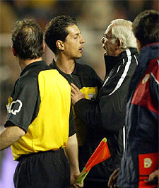 Luis Aragonés se dirige de forma airada a Turienzo Álvarez tras el primer tiempo del Rayo-Atlético.rnrn.