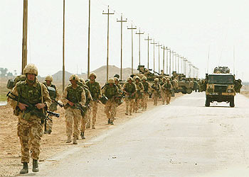 Una columna de  marines  británicos avanza por una carretera del sur de Irak.
