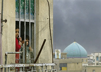 El humo ciega el horizonte de Bagdad.