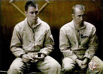 Imagen difundida ayer de los dos pilotos capturados.