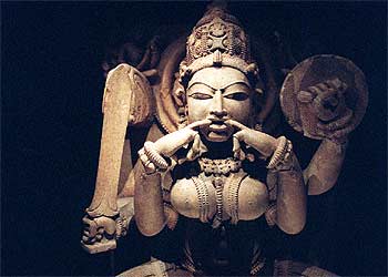 Fragmento de Yogini, divinidad esotérica ligada al culto Kaula de Shiva, en piedra arenisca, del siglo X.