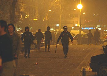 Sobre estas líneas, agentes de la policía durante los disturbios del pasado día 12 en los aledaños del Bernabéu.