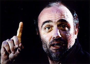 Francesc Orella, en una escena de  La caída,  de Albert Camus.