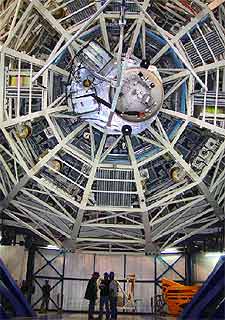 Base del espejo del telescopio europeo Yepun del VLT (Chile), con los sistemas Spiffi y Sinfoni (óptica adaptativa).