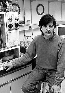 Carlos López-Otín, en su laboratorio en Oviedo.