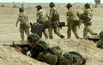 Un soldado británico herido en los combates es evacuado en camilla por sus compañeros en el sur de Basora.rnrn.