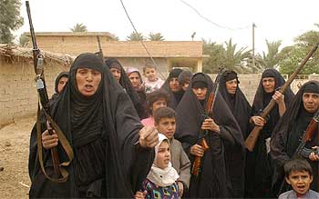 Mujeres iraquíes blanden sus armas ayer, mientras gritan consignas contra Estados Unidos, cerca de Yousifiya, a 30 kilómetros al sur de Bagdad.