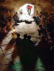 Un grupo de kurdos, ayer, en un refugio al sur de Dohuk, en Irak.