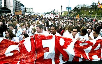Millares de estudiantes marchando en manifestación por la Diagonal hacia la sede del PP.