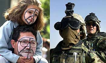 Un padre y una hija se manifiestan en Sevilla contra la guerra. A la derecha, dos soldados norteamericanos en Irak.