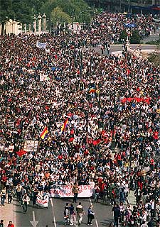La manifestación de estudiantes y universitarios, ayer, a su paso por el puente del Real, en Valencia.