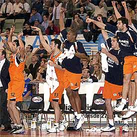 Los jugadores del Pamesa celebran una canasta en el banquillo.