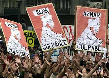 Los manifestantes de Madrid lucieron carteles alusivos al  Gernica  de Picasso con los nombres de Bush, Blair y Aznar.