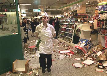 Dependencias de El Corte Inglés en Barcelona tras el asalto de un grupo de violentos.rnrnManifestación de estudiantes en Valencia.